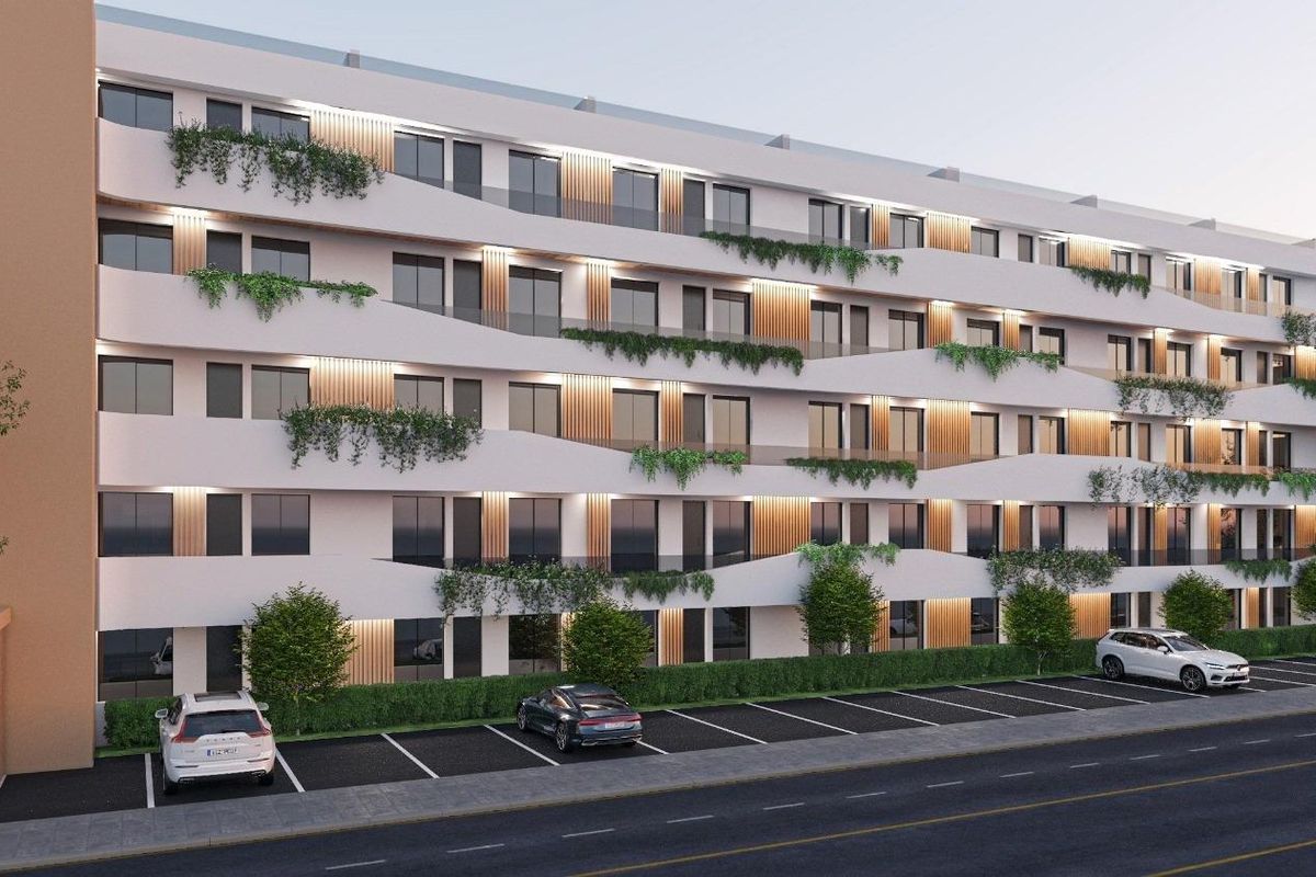 Straatbeeld van een modern appartementencomplex in San Javier met parkeerplaatsen voor bewoners.