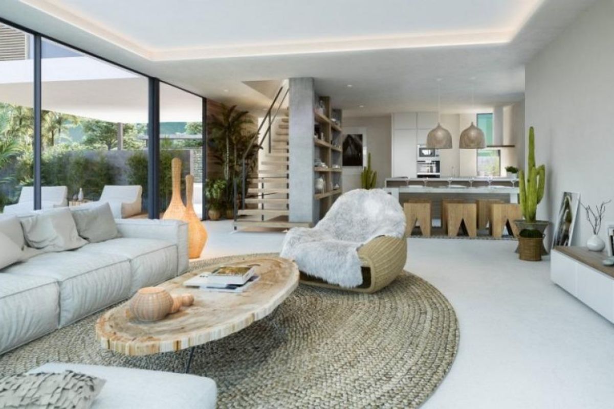 Stijlvolle woonkamer in een 4-slaapkamer villa, met natuurlijk licht en moderne meubels in Estepona.