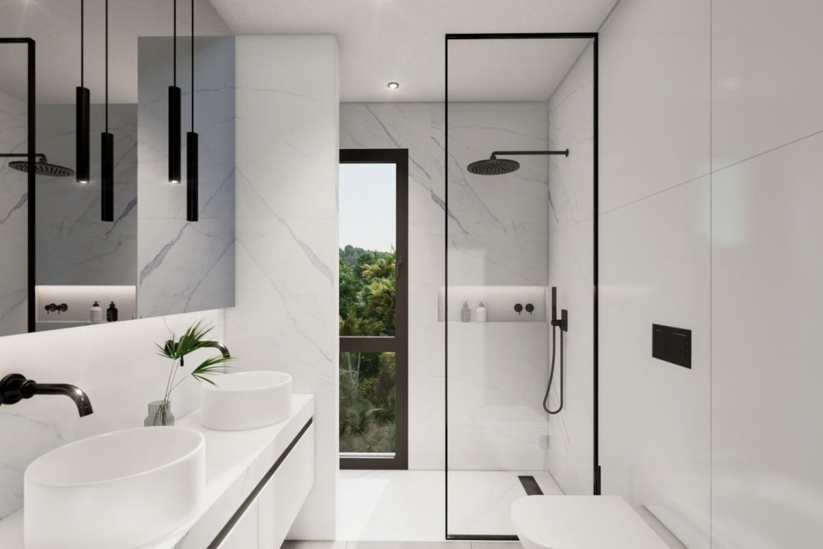 Stijlvolle badkamer in een 3-slaapkamer villa in Orihuela Costa, met elegante armaturen en grote ramen.