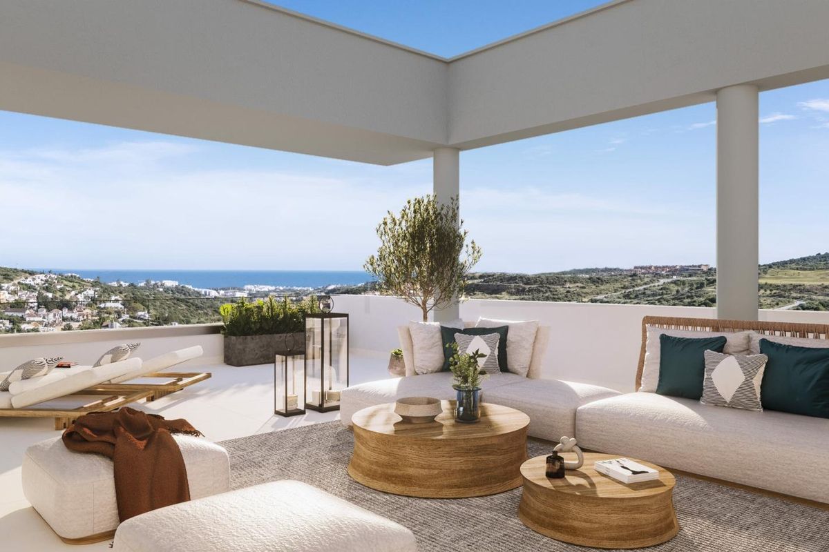 Ruim terras met zitplaatsen en prachtig uitzicht op Estepona, Costa del Sol in een penthouse met 2 slaapkamers.