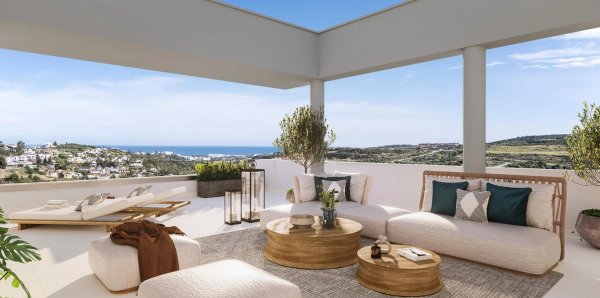 Ruim terras met zitplaatsen en prachtig uitzicht op Estepona, Costa del Sol in een penthouse met 2 slaapkamers.