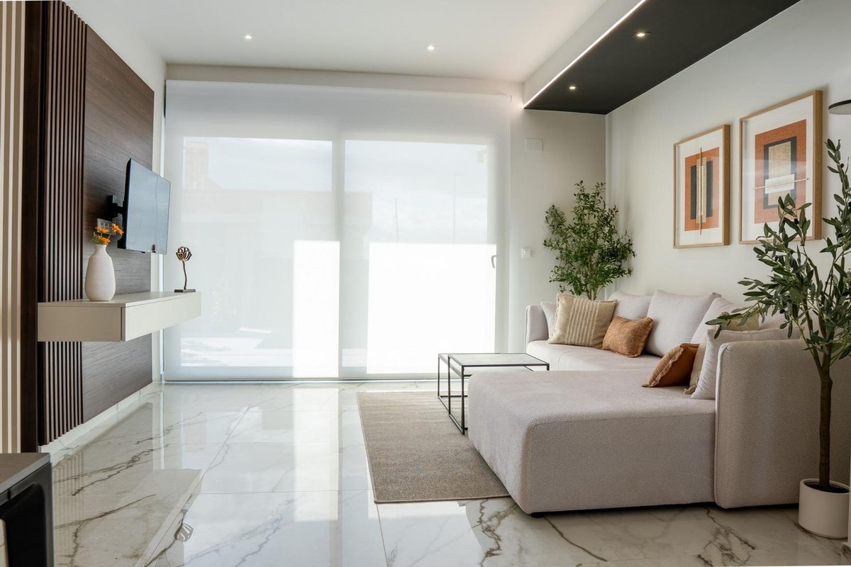 Heldere woonruimte in een 3-slaapkamer villa met een comfortabele bank, stijlvolle decoraties en veel natuurlijk licht in Ciudad Quesada.