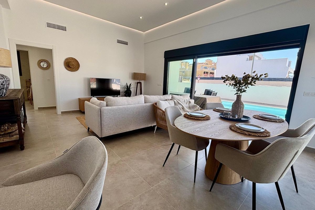 Ruime woonkamer van de villa in Rafal met moderne inrichting en uitzicht op de tuin.