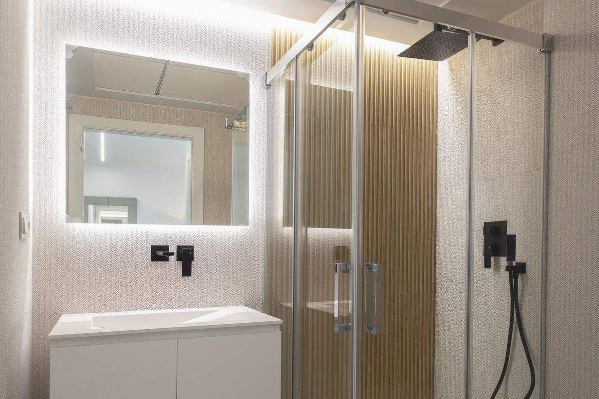 Eigentijdse badkamer in het appartement met douche en strakke vormgeving, gelegen in Denia, Costa Blanca.