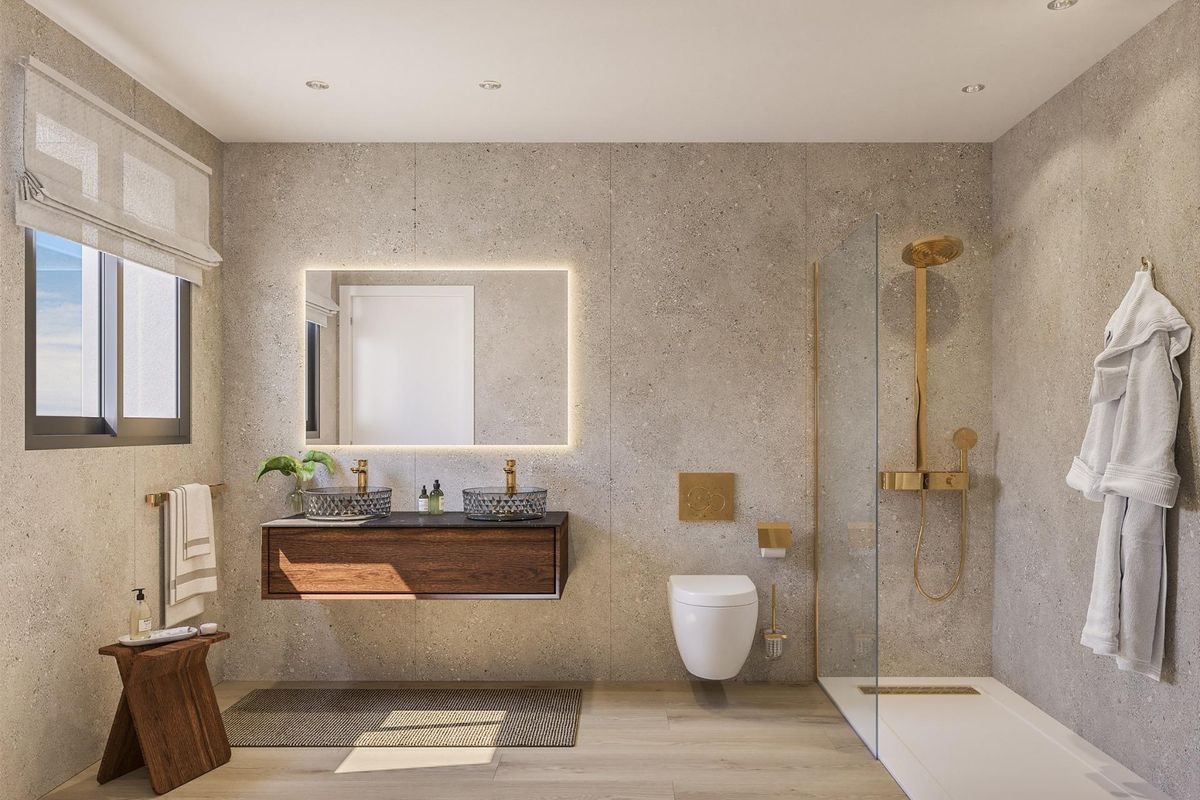 Stijlvolle badkamer met moderne armaturen en natuurlijk licht in een appartement in Villajoyosa.