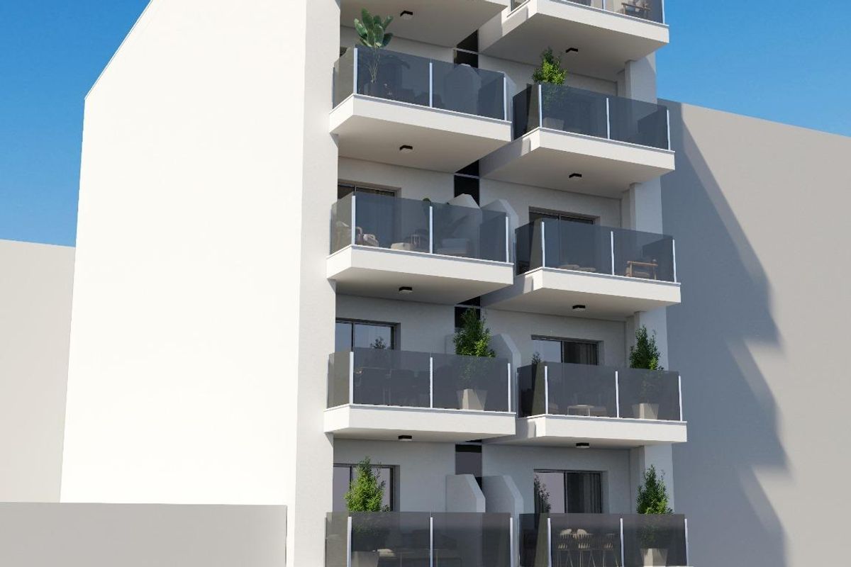 Stijlvolle buitenkant van een 3-slaapkamerappartement in Torrevieja, Costa Blanca, met balkons.