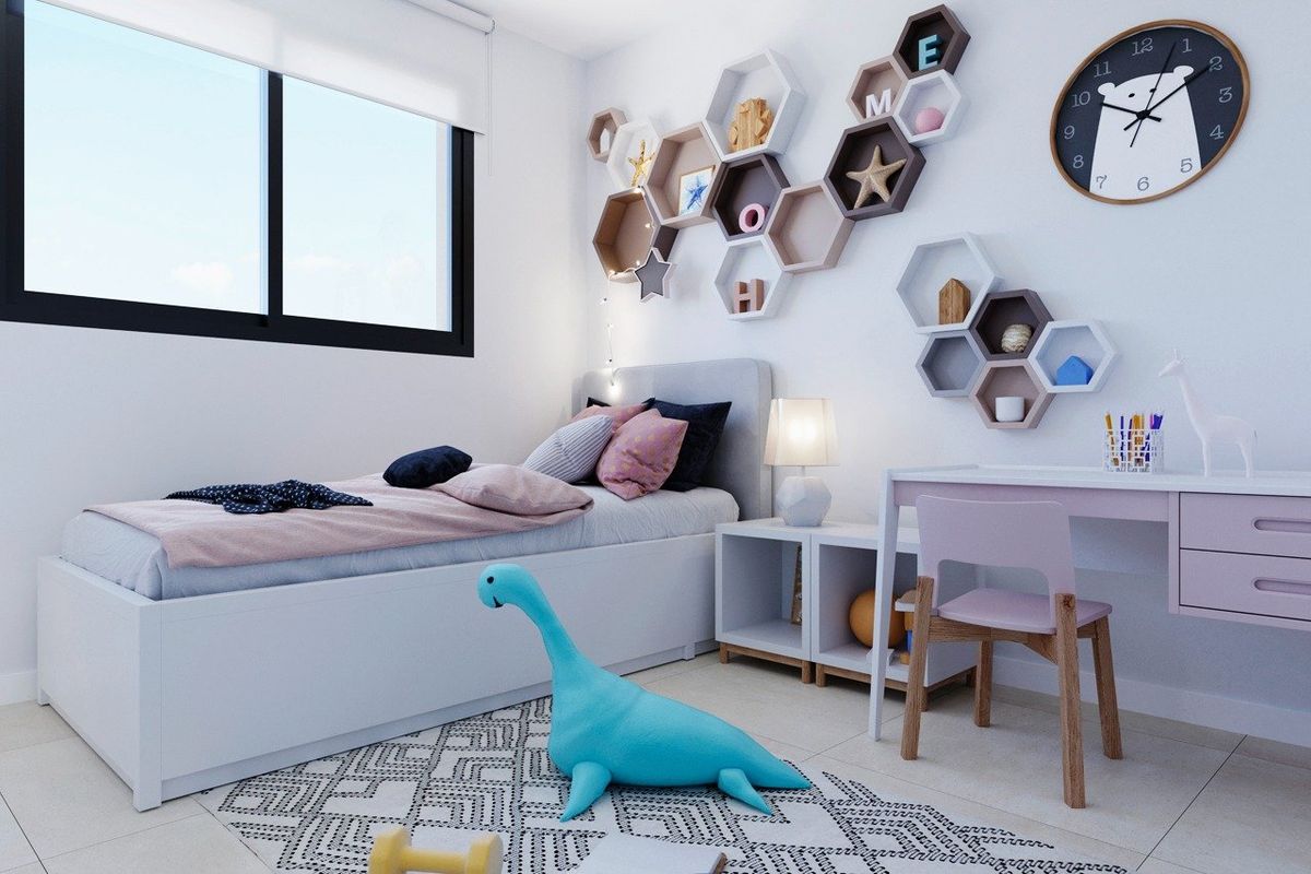 Charmante kinderkamer in een bungalow met speelse decoratie en natuurlijk licht, gelegen in Torrevieja.