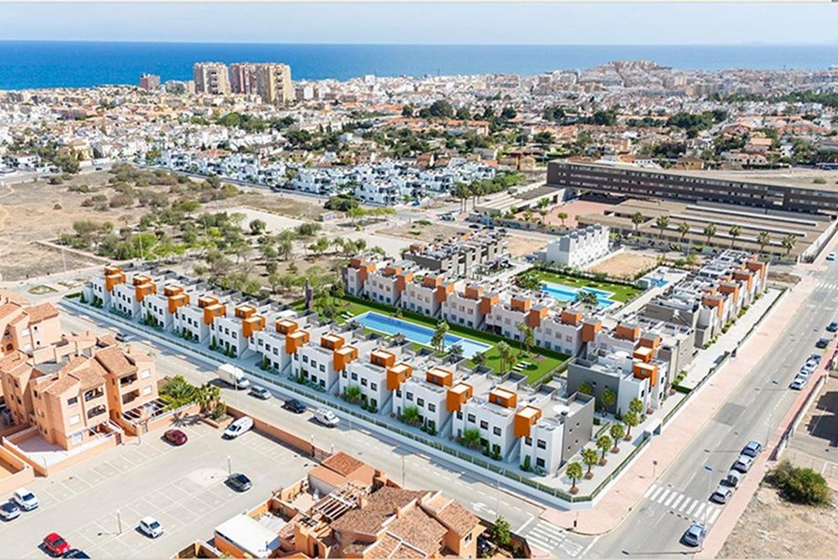 Luchtfoto van modern appartementencomplex met zwembaden en groene ruimtes in Torrevieja, Costa Blanca.