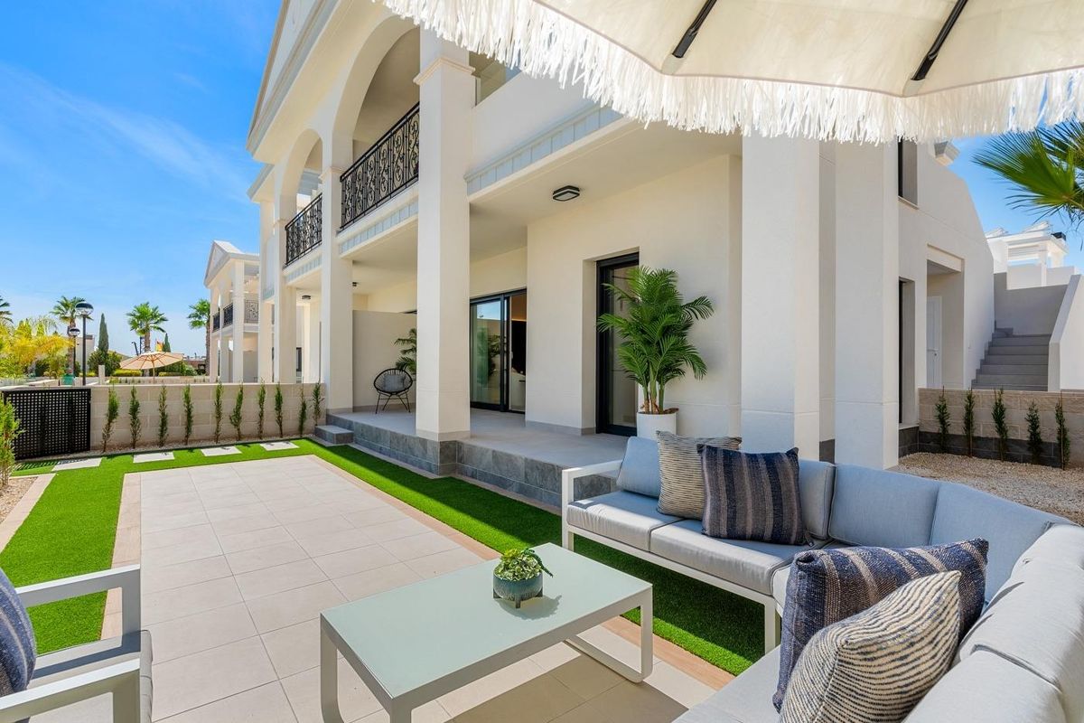 Schitterende buitenzitplek in Rojales, perfect om van het zonnige weer en tuinzicht te genieten.