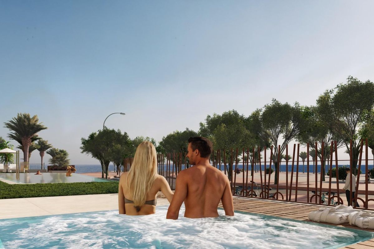 Koppel geniet van de jacuzzi met uitzicht op de kust in Villajoyosa, Costa Blanca.