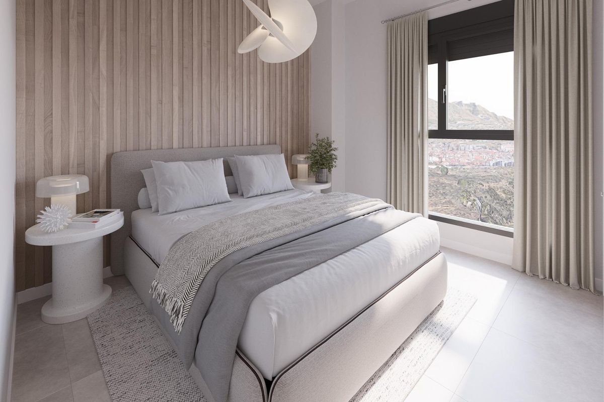 Elegant badkamer in een appartement in Mijas, ontworpen met moderne armaturen en een ruime douche.