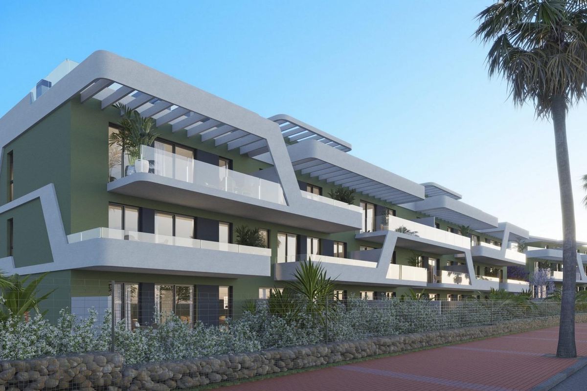 Moderne appartementengebouw in Mijas, met eigentijdse architectuur omgeven door weelderige groene planten.