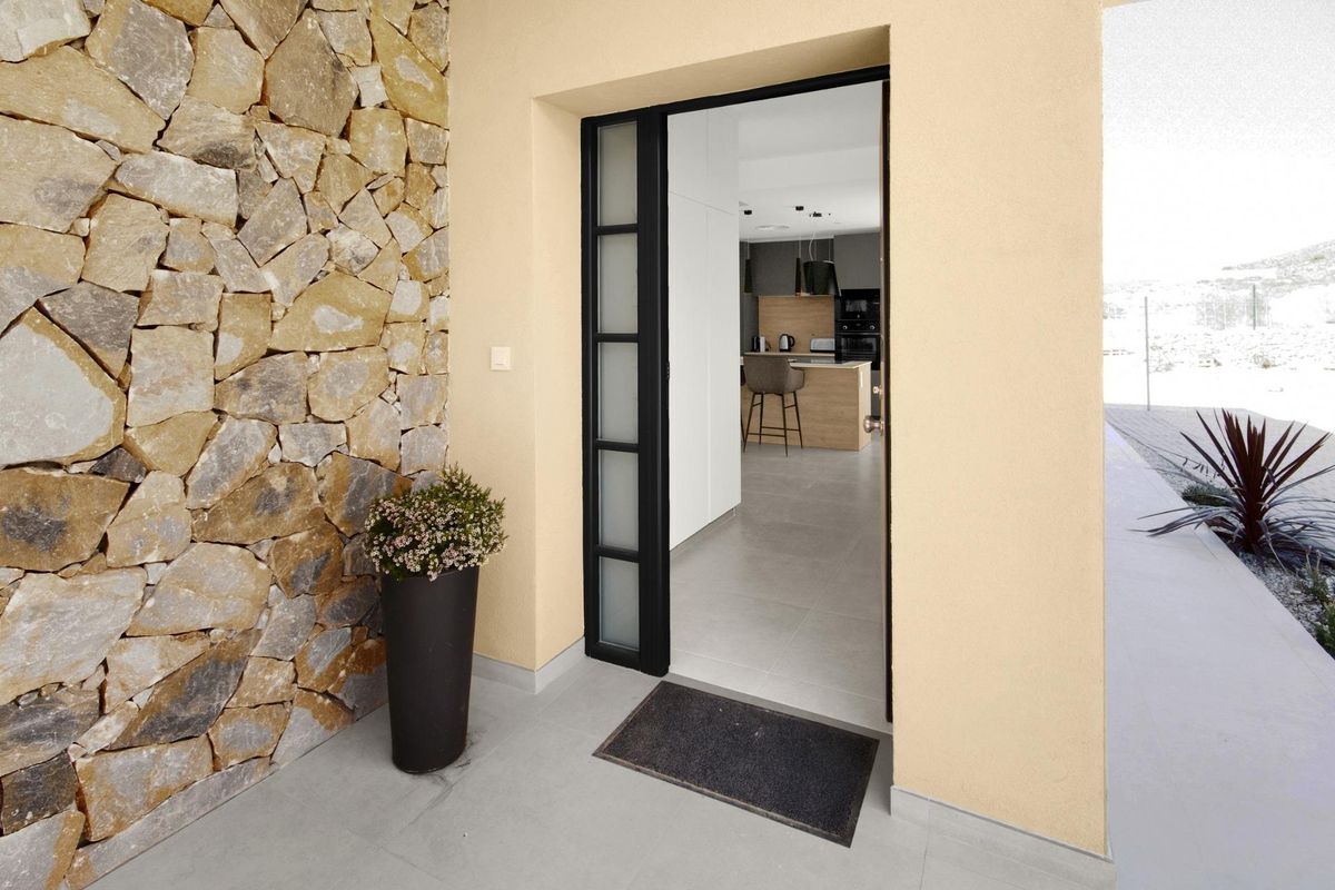 Voordeur-ingang met elegante ontwerpen en binnenvloeiing in de villa in Baños y Mendigo.