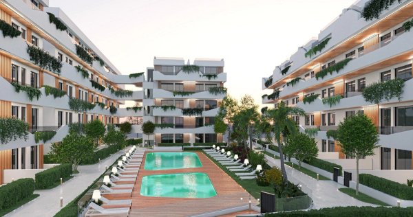 Buitenkant van een modern appartementencomplex met zwembaden en groene planten in San Javier, Costa Calida.