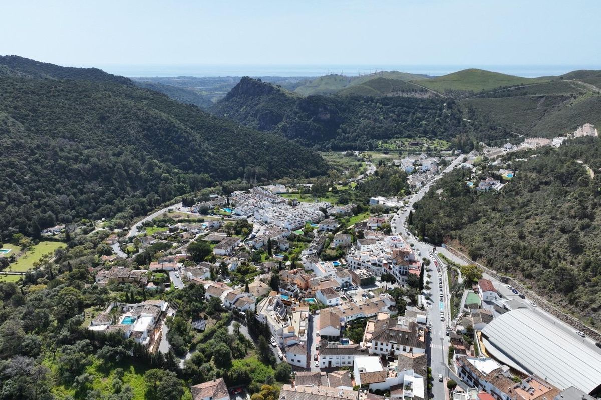 Luchtfoto van Benahavís, met uitzicht op de prachtige omgeving en de charme van dit dorp op de heuvels.
