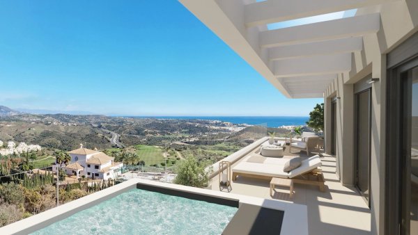 Ruim balkon met prachtig uitzicht over Mijas en de oceaan vanuit een luxe penthouse.