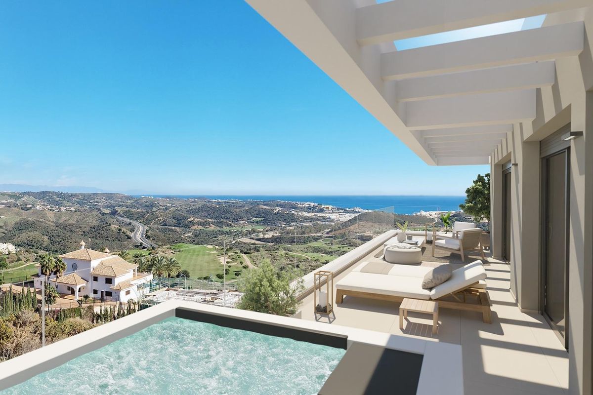 Privéterras met een duikbad en panoramisch uitzicht, van een begane grond appartement in Mijas.
