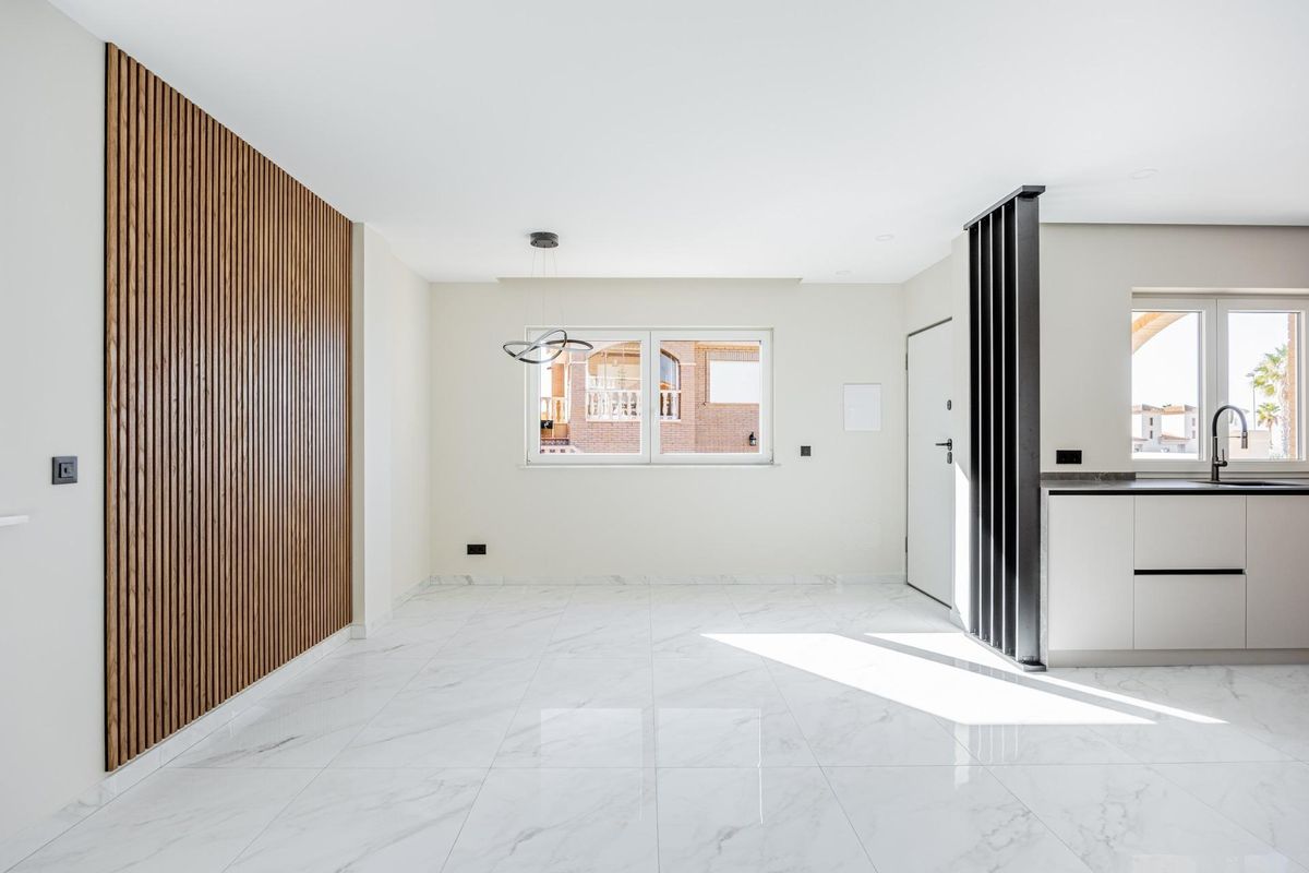 Een andere kijk op de woonkamer in een moderne 4-slaapkamer villa in Rojales, met een elegante uitstraling.