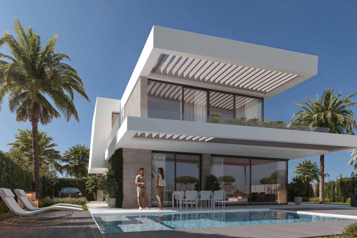 Stijlvolle buitenkant van een moderne villa met een zwembad en palmbomen, gelegen in Mijas, Costa del Sol.