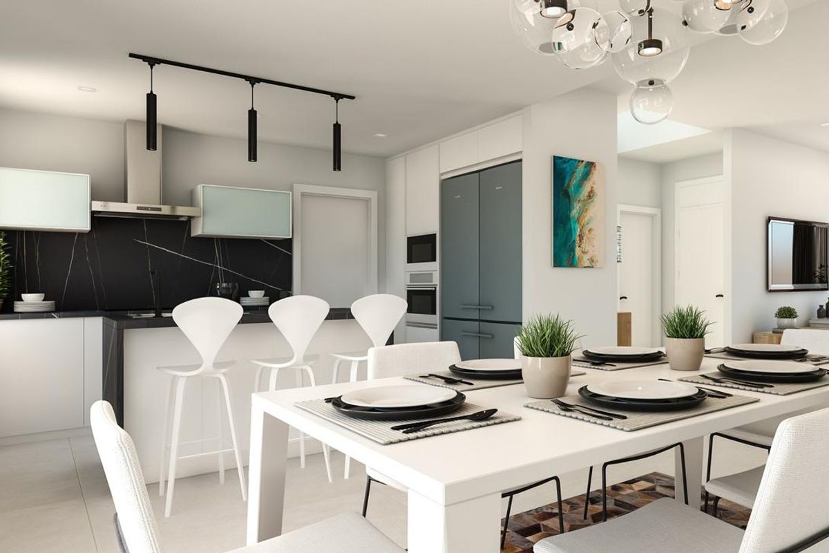 Heldere keuken in een villa in Denia met moderne apparaten en eetruimte voor familiediners.