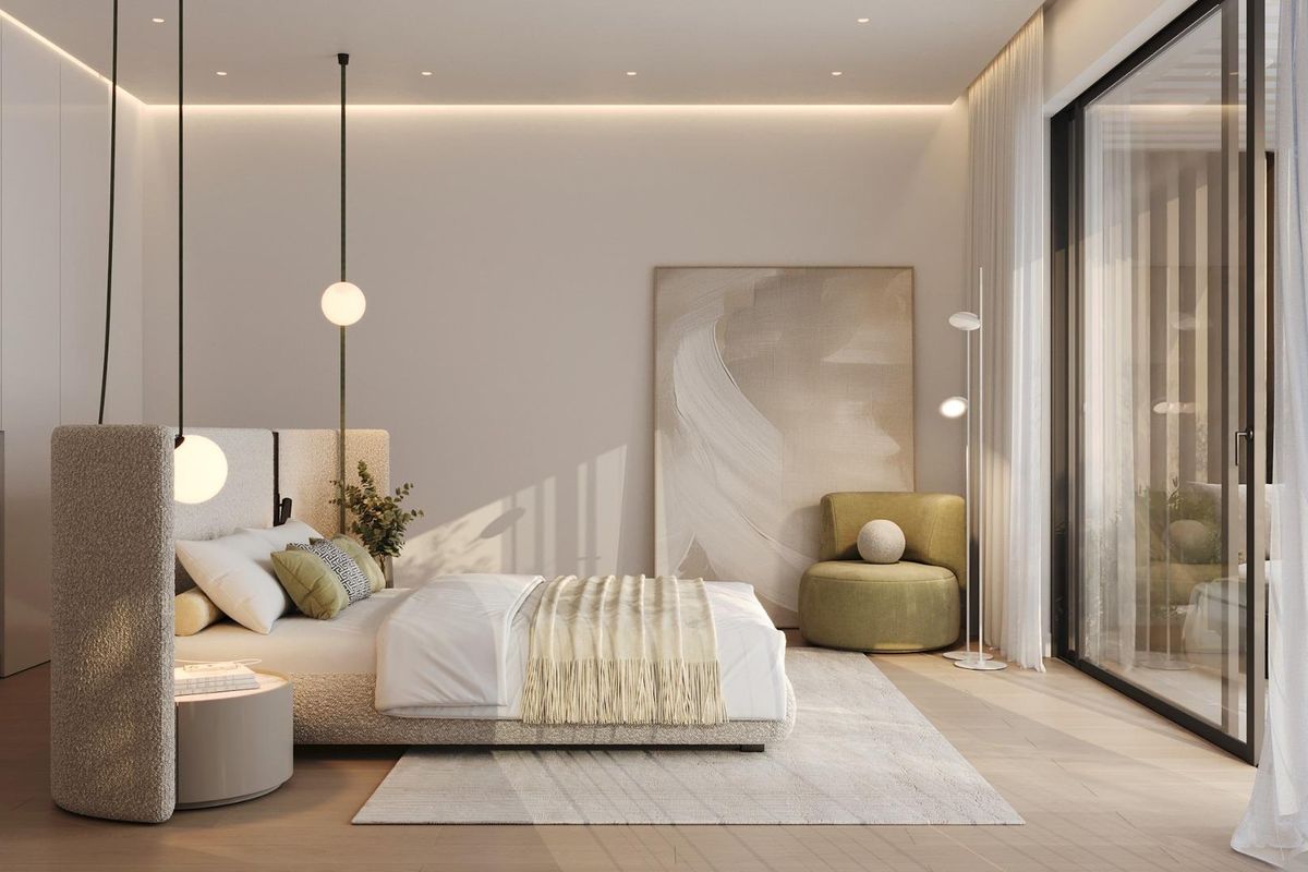 Stijlvolle slaapkamer met modern decor en grote ramen die uitzicht bieden in het penthouse van Mijas.