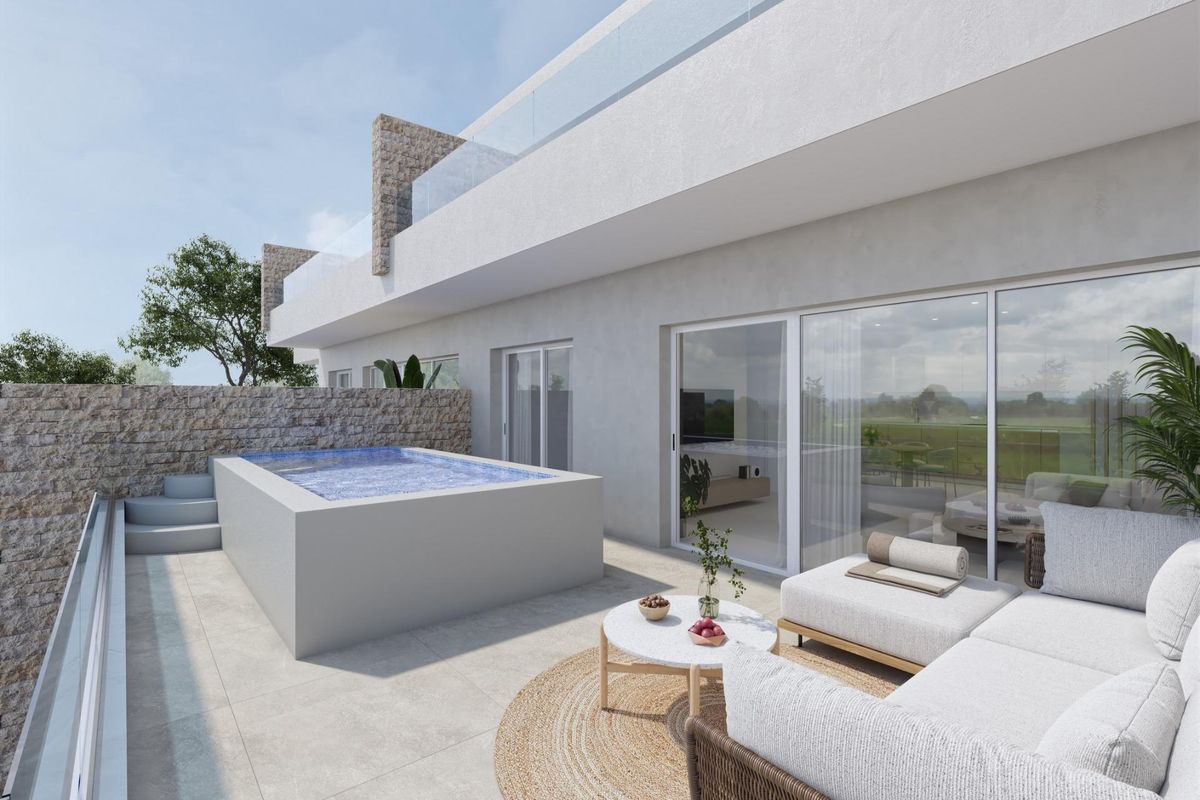 Stijlvol terras met zwembad en zithoek bij een 2-slaapkamer bungalow in Pilar de La Horadada, Costa Blanca Zuid.