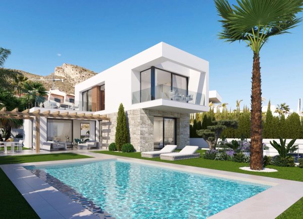 Moderne 3-slaapkamer villa in Finestrat, Costa Blanca met zwembad, terras en tuin onder een heldere blauwe lucht.