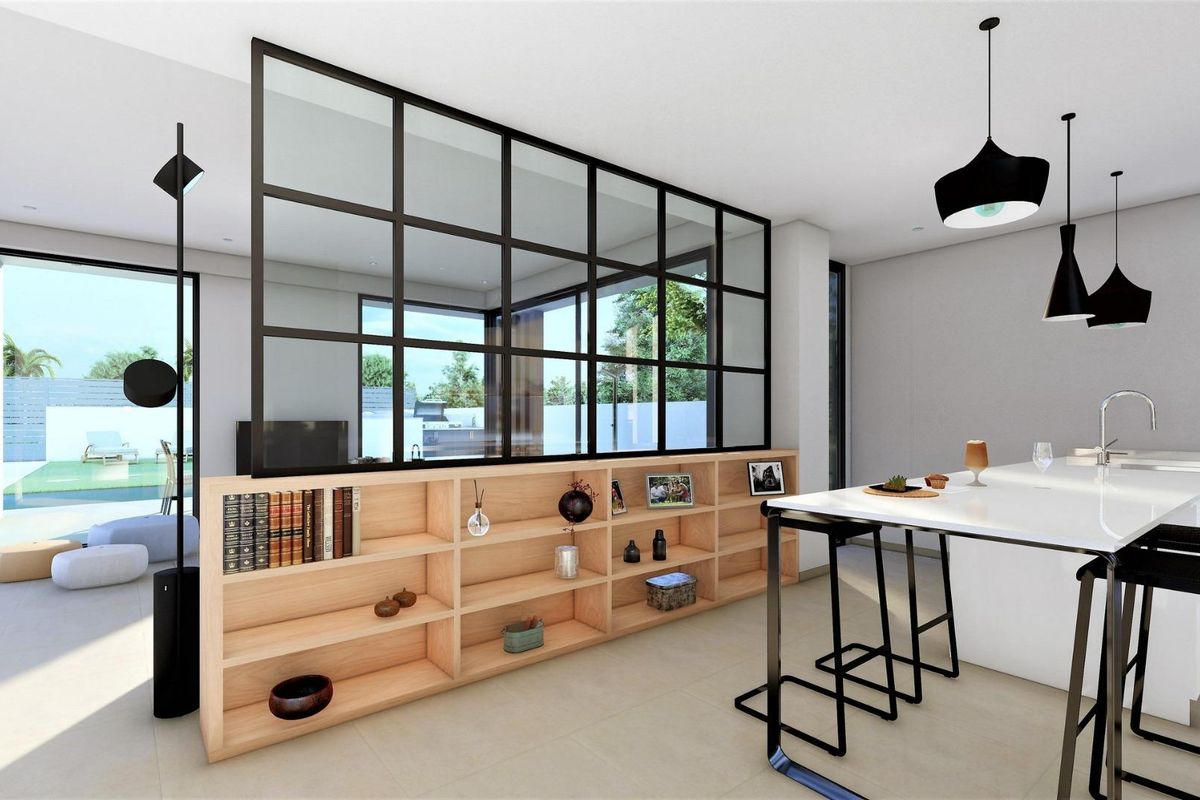 Moderne keuken en eetruimte in een villa in San Fulgencio, die functionaliteit en stijl combineert.