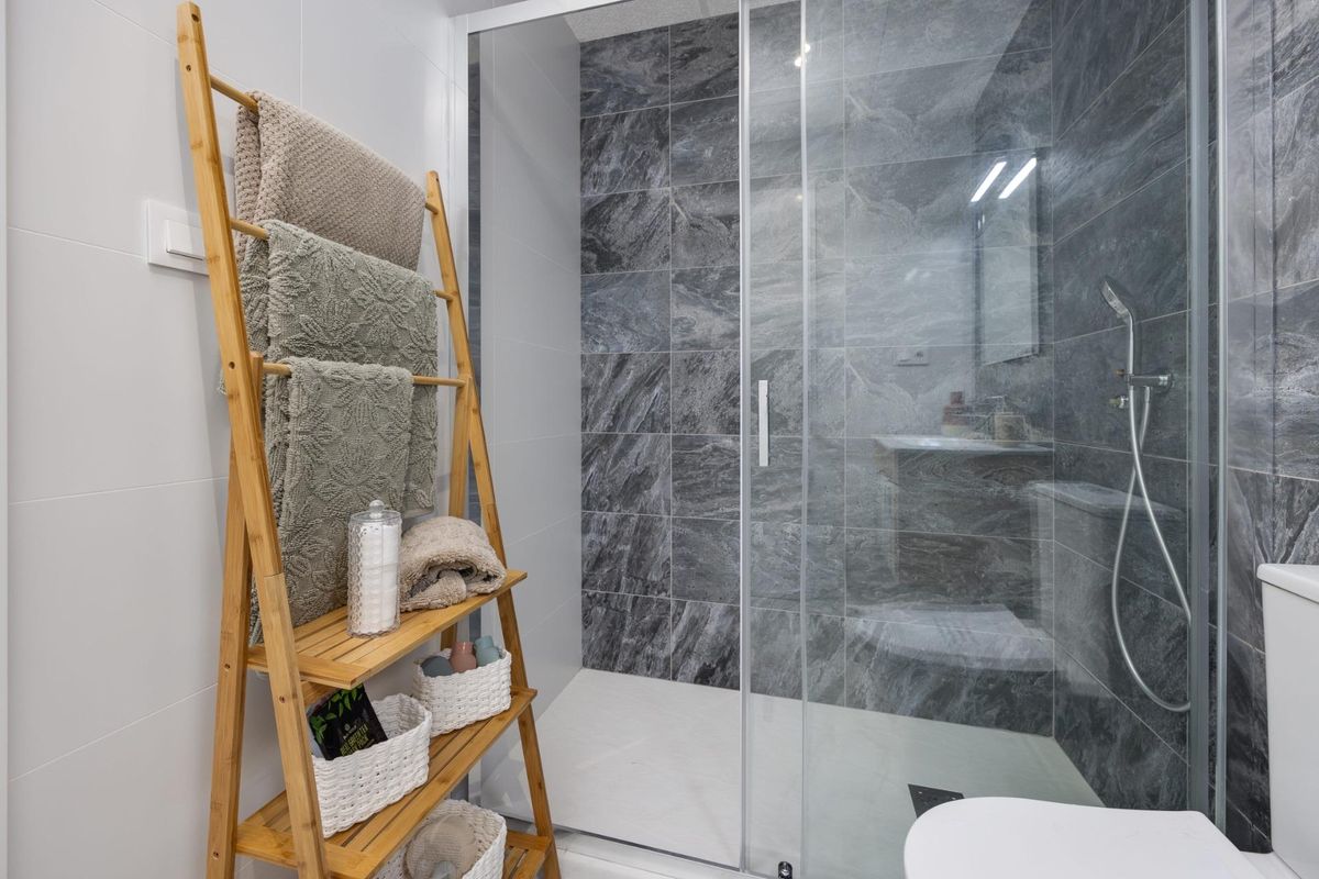 Kastruimte en stijlvolle badkameropslag in een modern 2-slaapkamer appartement in San Miguel de Salinas.