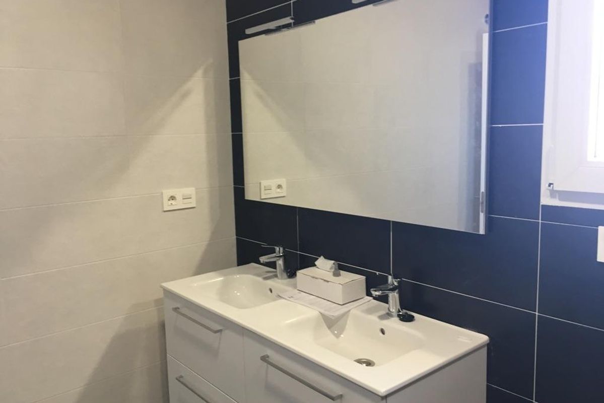 Moderne wastafel en spiegelopstelling in de 3-slaapkamer villa in Pinoso, Costa Blanca Zuid.