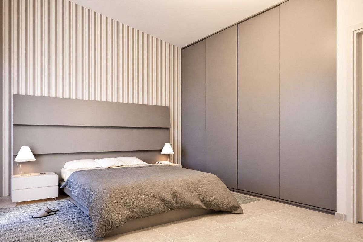 Stijlvolle slaapkamer met voldoende opbergruimte en een serene sfeer in de townhouse van Los Nietos, Costa Calida.