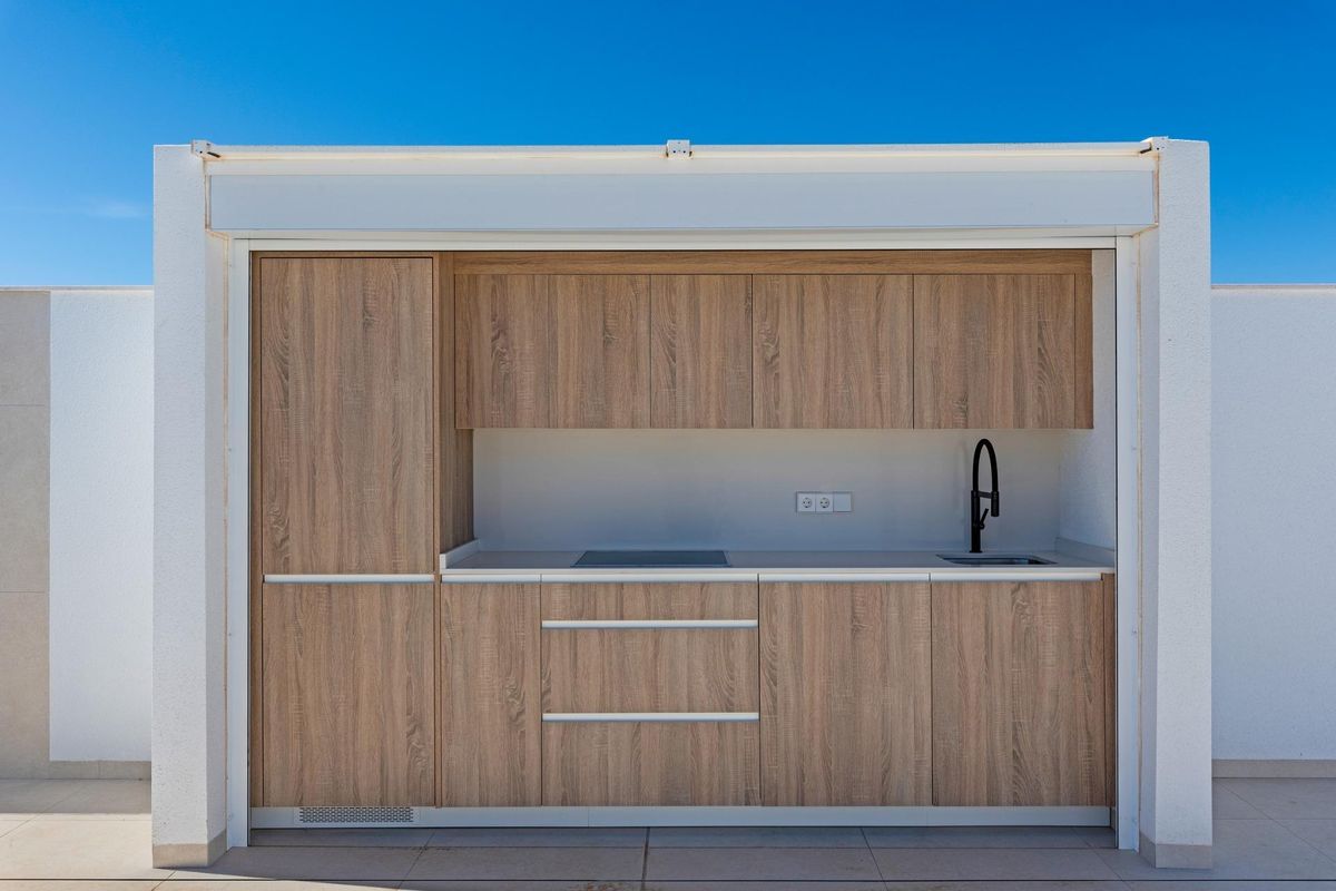 Close-up van het keukengedeelte op het dakterras van een bungalow in Pilar de La Horadada, met moderne kasten.