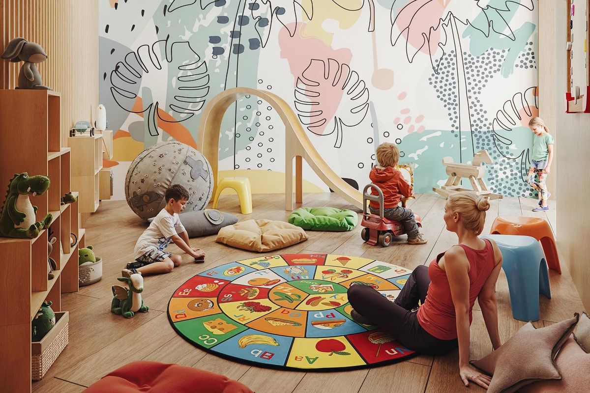 Heldere en speelse speelkamer voor kinderen met kleurrijke decoraties in een Mijas appartementcomplex.