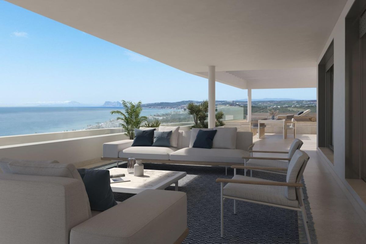 Ruim terras met comfortabele zitplaatsen en prachtig uitzicht op de kust vanuit het appartement in Estepona.