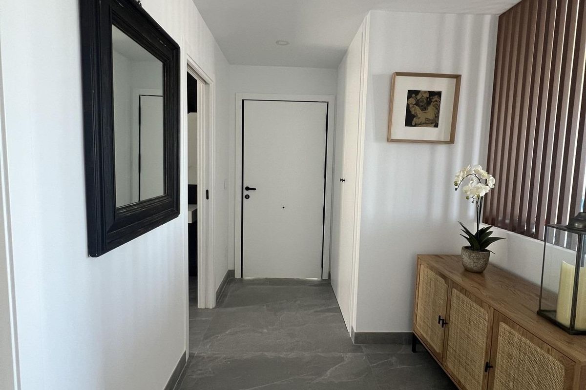 Aantrekkelijke gang in een moderne townhouse in Polop, met elegante interieurs en natuurlijk licht in Costa Blanca Noord.