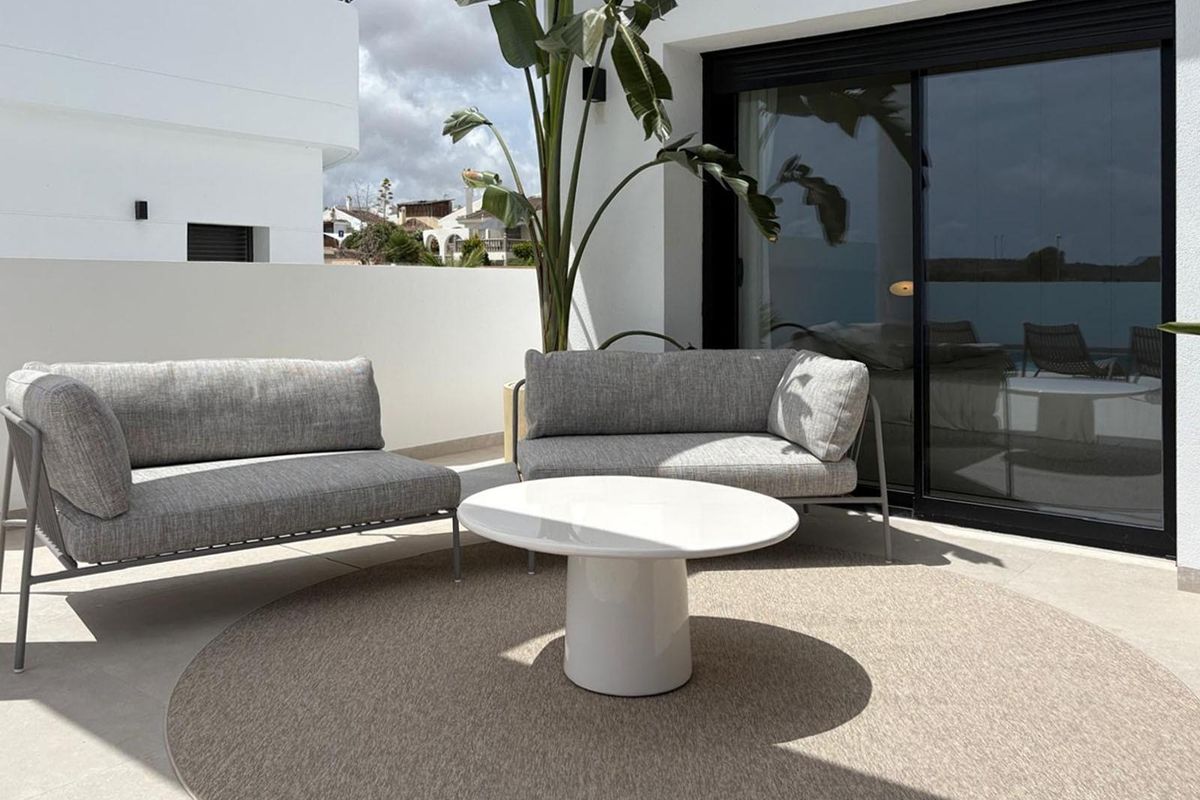 Gezellige buitenzitruimte met een tafel bij een villa met 5 slaapkamers in Rojales, ideaal voor ontspanning.