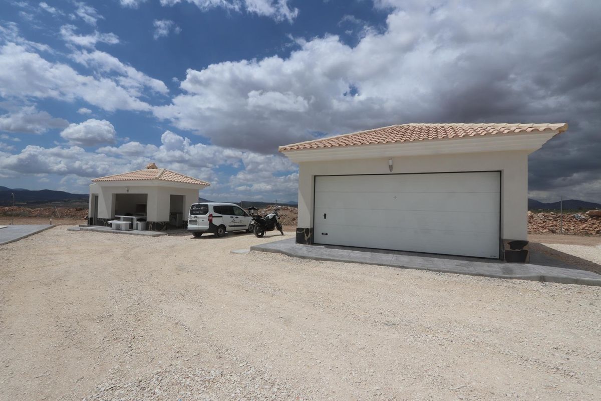 Buitenzicht op de villa garage en parkeergebied in Pinoso, Spanje.