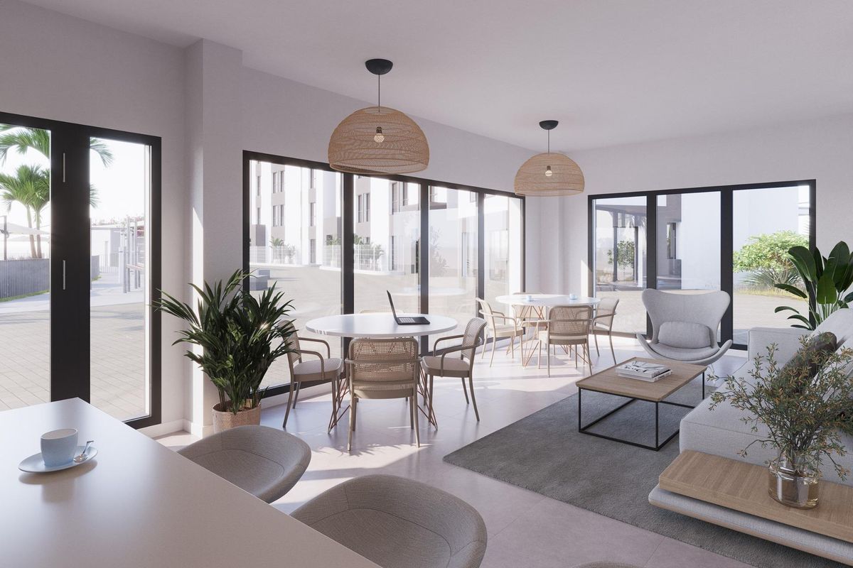 Stijlvolle eet- en woonruimte in een modern appartement in Mijas, Costa del Sol, met grote ramen voor natuurlijk licht.