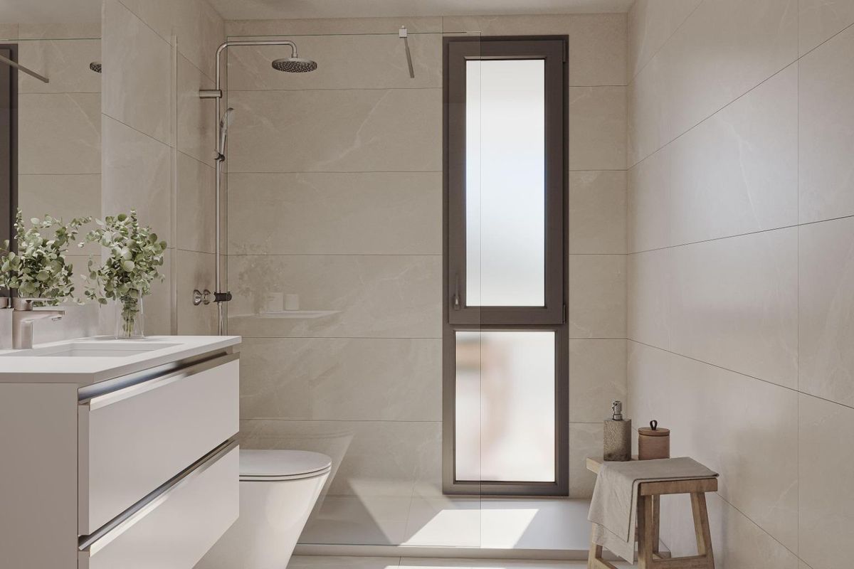 Chique badkamer met moderne armaturen en natuurlijk licht, gelegen in een 3-slaapkamer appartement in Estepona, Costa del Sol.