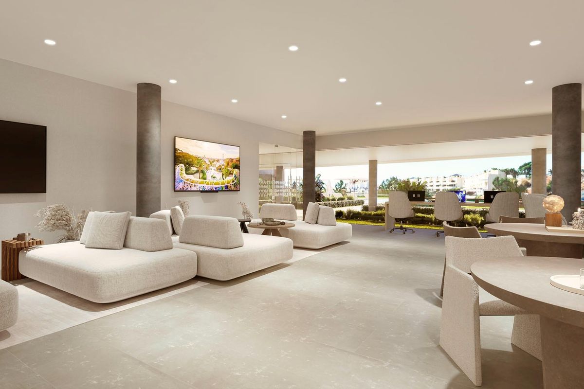 Contemporary woonkamer met een comfortabele indeling en uitzicht op de tuin in Fuengirola, geschikt voor bijeenkomsten.