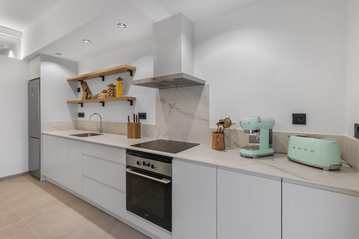 Contemporair keukenontwerp met stijlvolle apparaten in het appartement op de begane grond in Torrevieja.