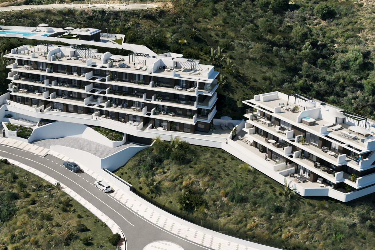 Luchtzicht op het appartementencomplex genesteld in schilderachtige heuvels van Rincon de la Victoria, Costa del Sol.