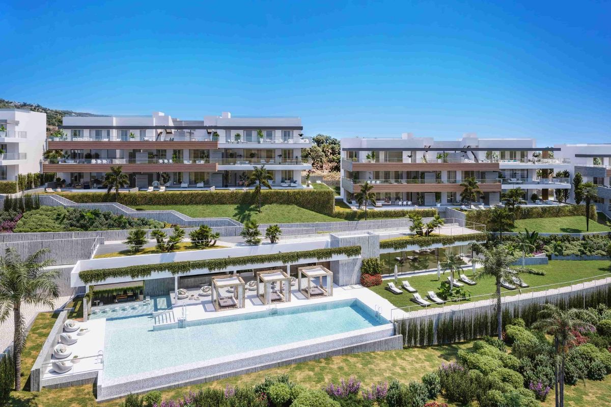 Luchtfoto van luxe penthouse-eigendommen met aangelegde tuinen en zwembaden in Marbella.