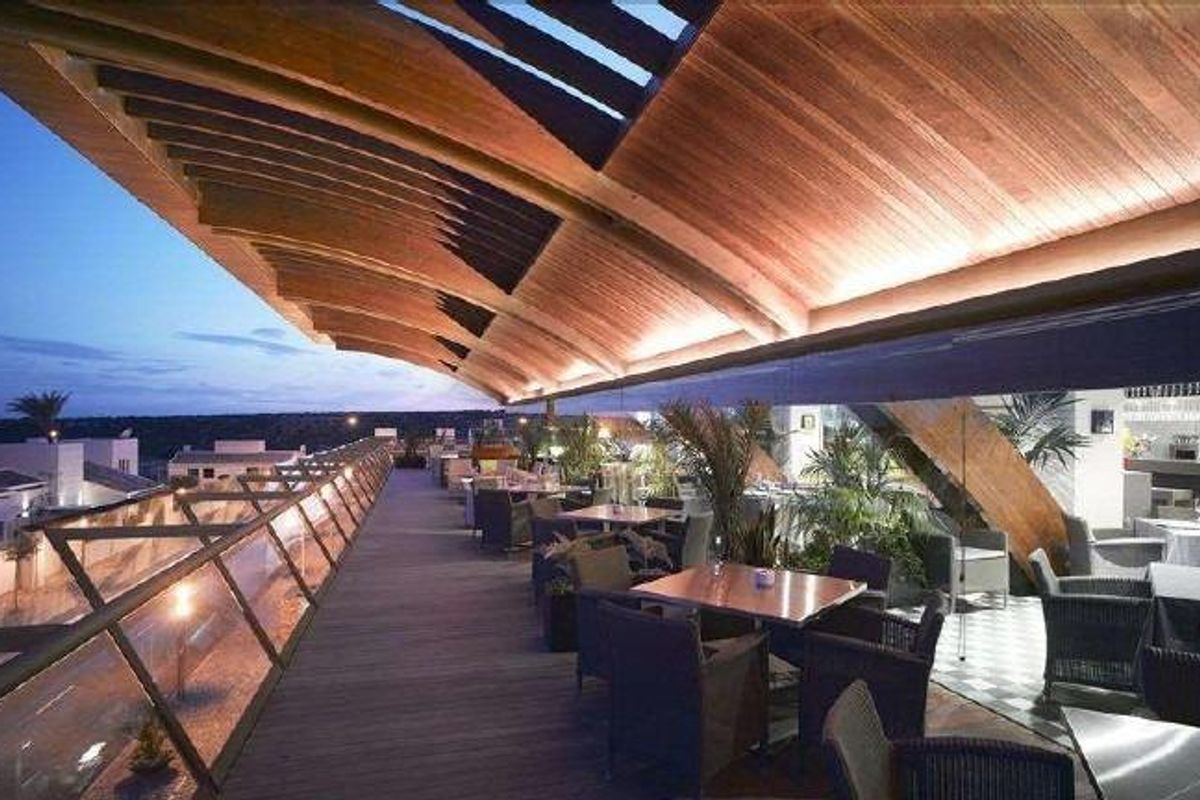 Elegant terrasrestaurant in Sucina, Spanje, met gezellige zitplaatsen en prachtige houten architectuur.