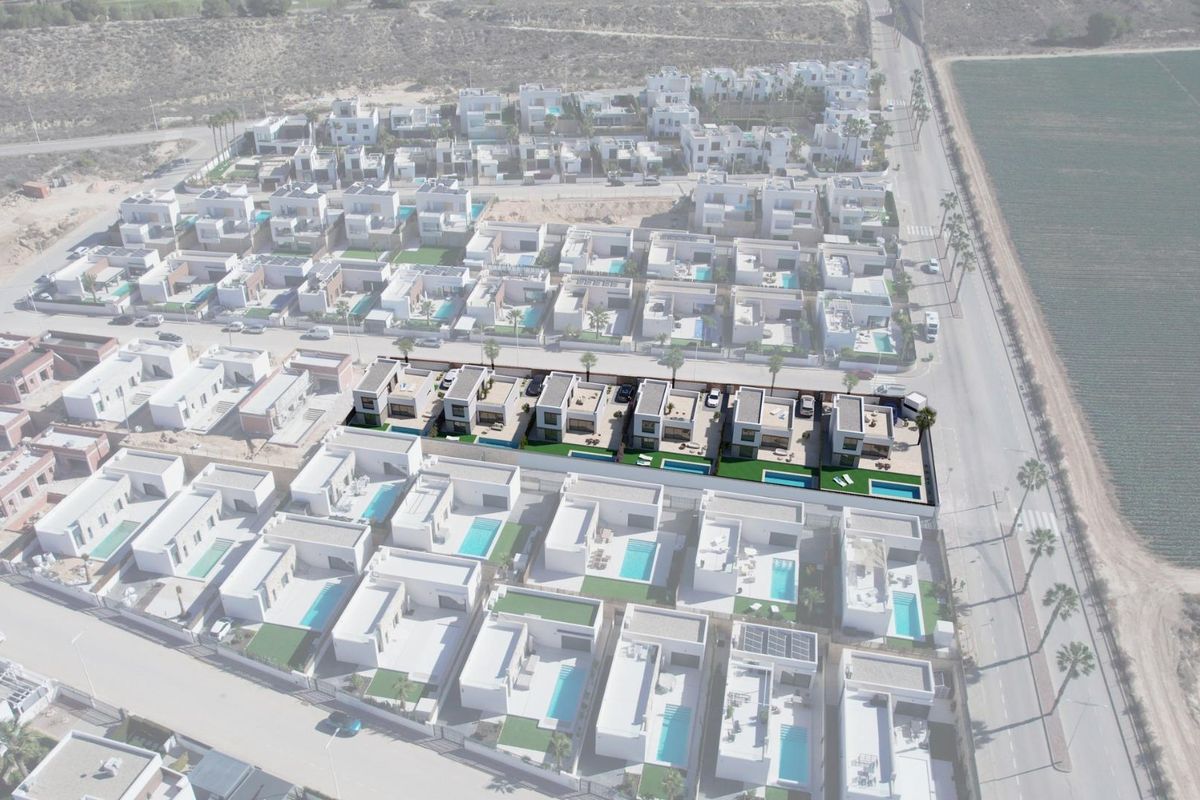 Luchtfoto van een villacomplex in Algorfa, Costa Blanca Zuid, met detail van indeling en zwembaden.