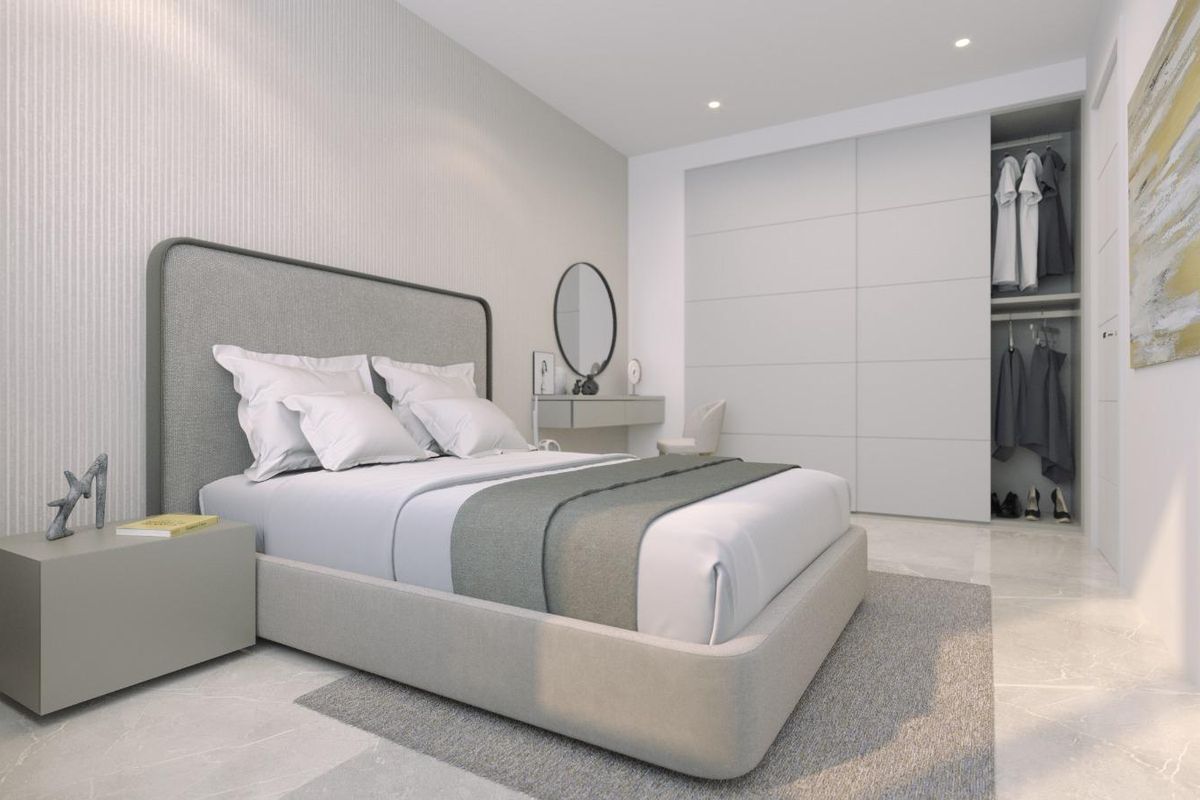 Ruime slaapkamer met stijlvolle inrichting en kast in 2-slaapkamer penthouse, Torrevieja.