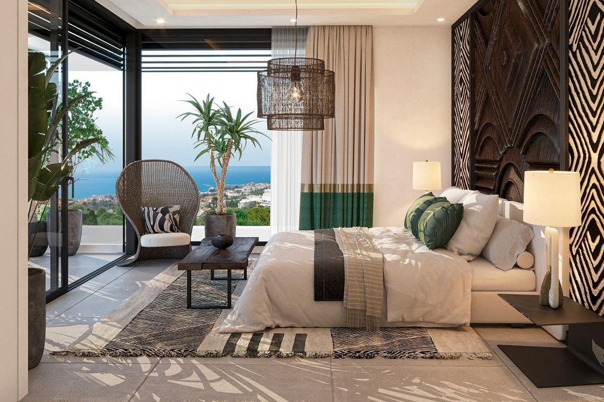 Moderne slaapkamer met ingewikkeld decor en prachtig uitzicht in een 5-slaapkamer villa in Benalmádena, Costa del Sol.