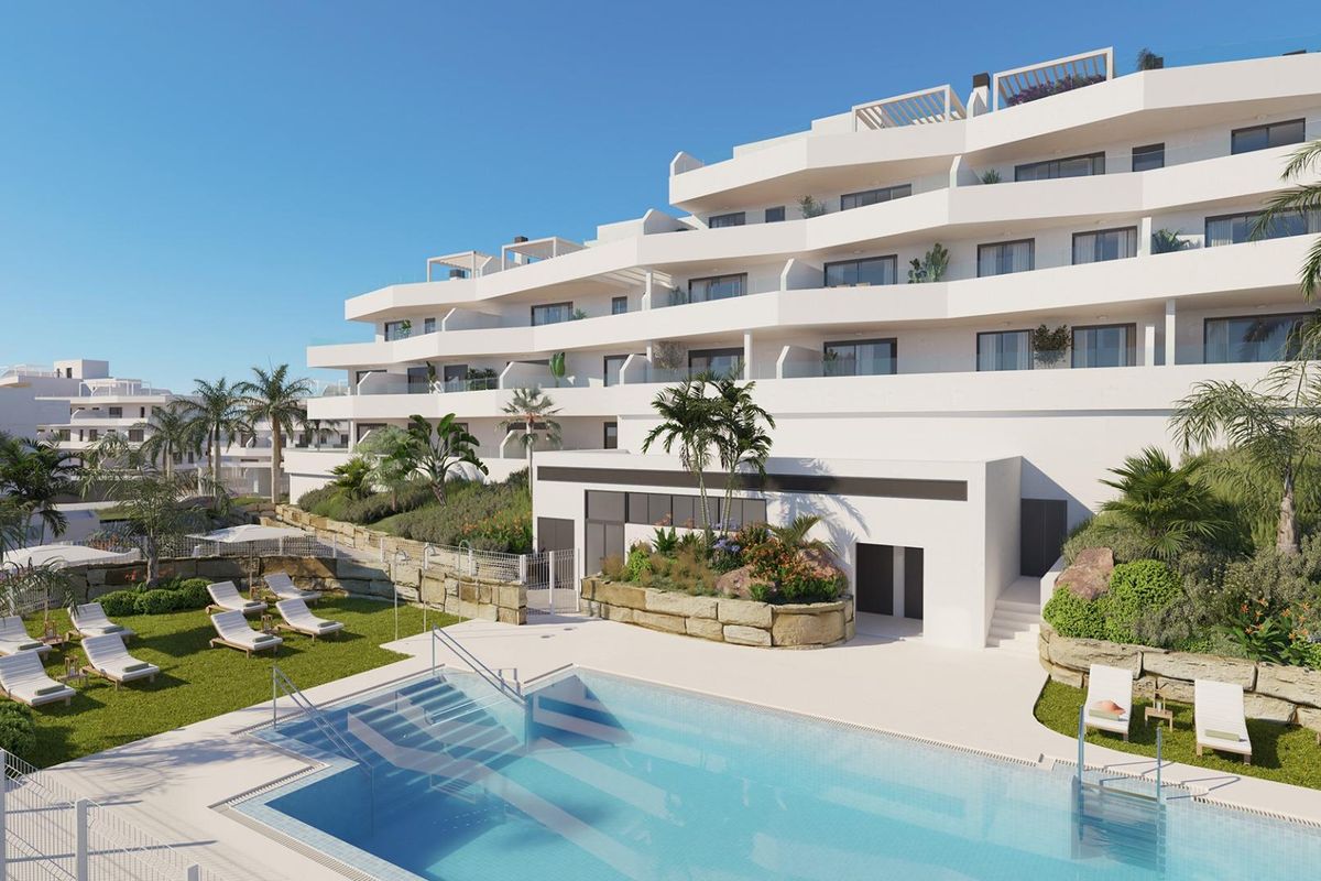 Aantrekkelijk zwembadgebied omringd door groen en ligstoelen, onderdeel van een luxe penthousecomplex in Estepona.