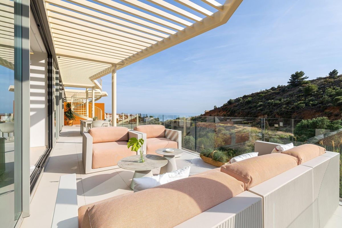 Stijlvol buitenverblijf met uitzicht op zee, perfect om te ontspannen in het penthouse in Fuengirola.