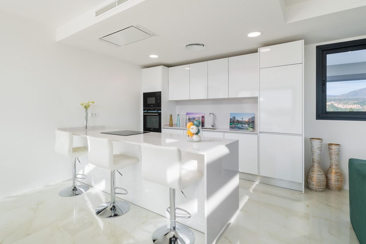Moderne keuken in een 3-slaapkamer penthouse in Estepona, met strakke kasten en barzittingen.